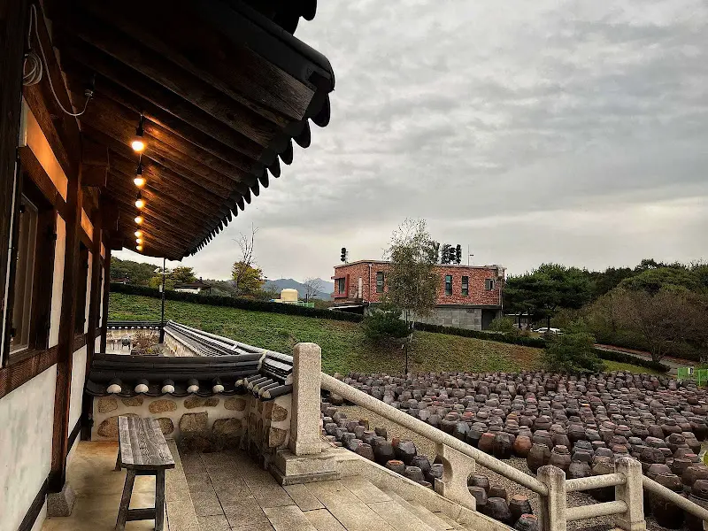 카페 앞 장독대