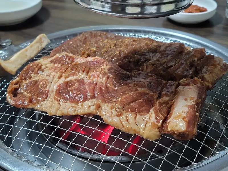 숯불 위 왕갈비 클로즈업