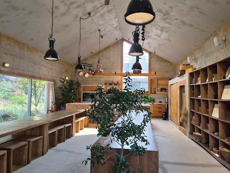 높은 층고와 은은한 조명이 인상적인 실내