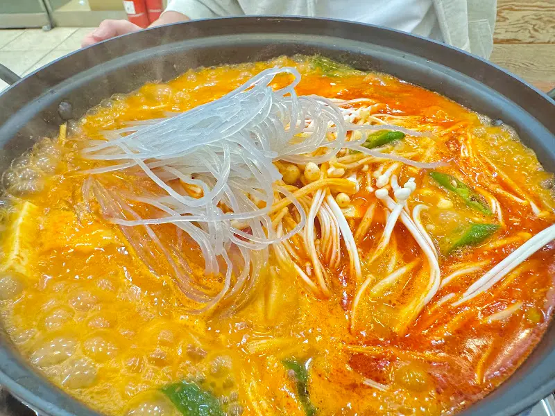 매콤한 국물이 인상적인 갈비찜