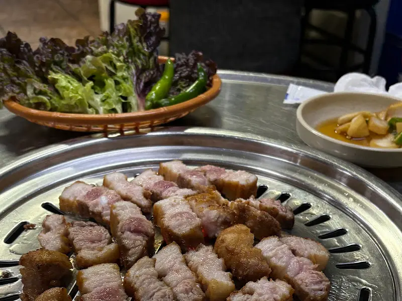 초벌된 스테이크 삼겹살