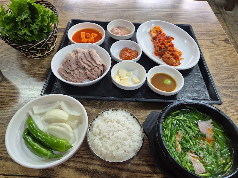 수육백반 한 상 차림