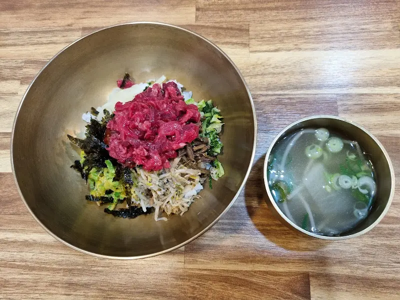 육회비빔밥과 소고기무국