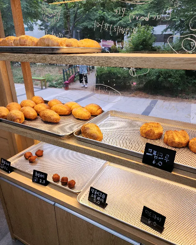 다양한 빵들이 진열된 쇼케이스