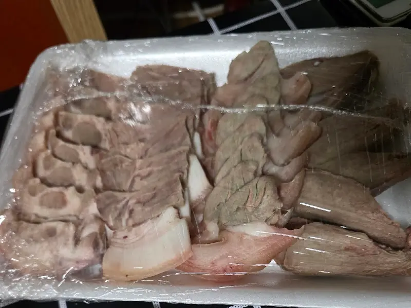 윤기가 흐르는 머릿고기