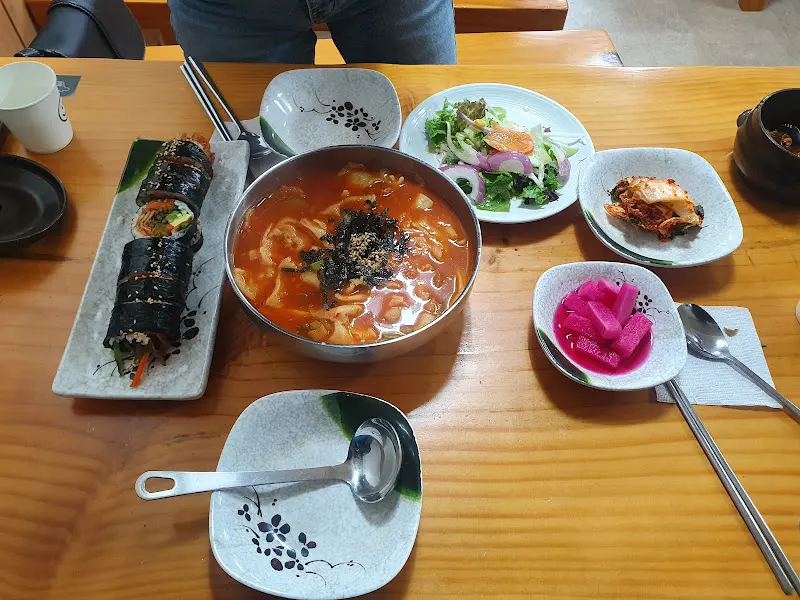 얼큰 칼국수, 김밥, 샐러드, 김치, 무피클