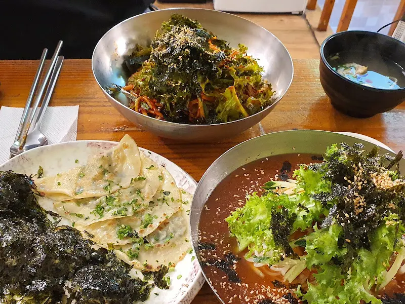 비빔국수, 납작만두, 김치말이국수의 조화