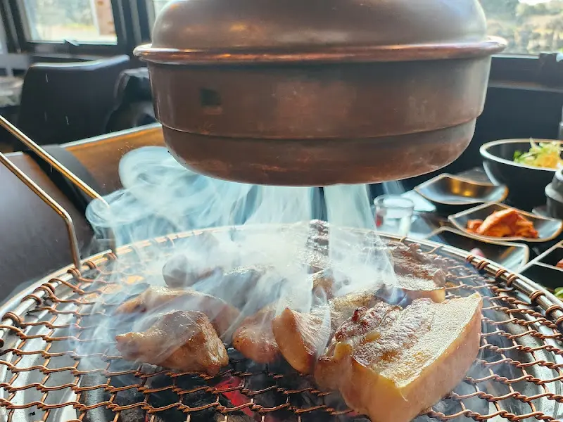숯불 위에서 익어가는 흑돼지 오겹살