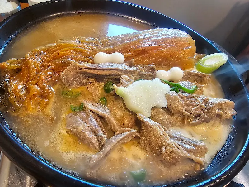 맑은 육수의 김치찜