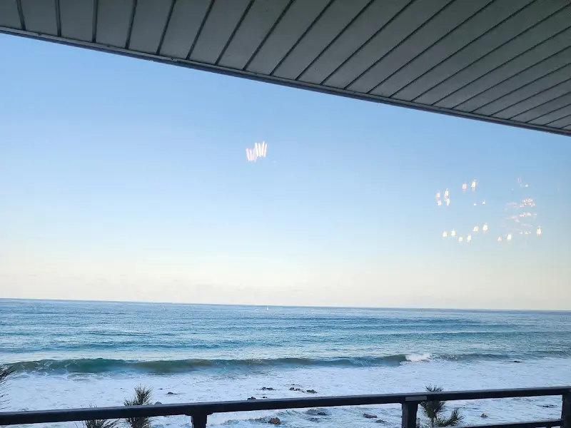 창밖으로 보이는 푸른 바다