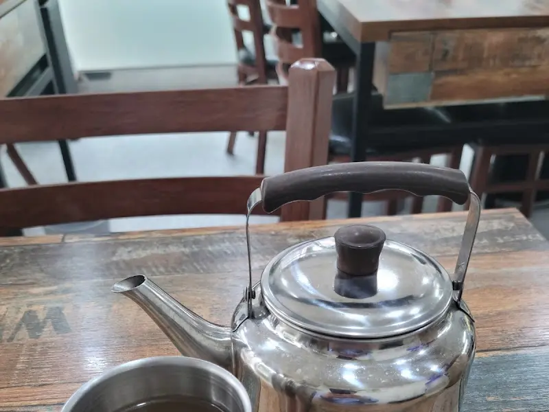 따뜻한 육수가 담긴 주전자