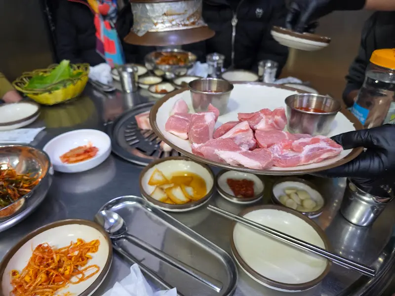 흑돼지 삼겹살과 밑반찬