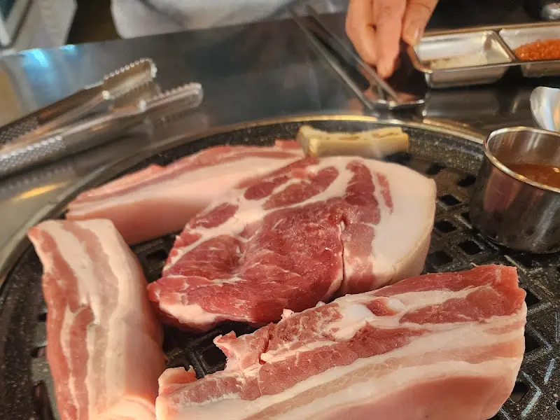 두툼한 흑돼지 근고기