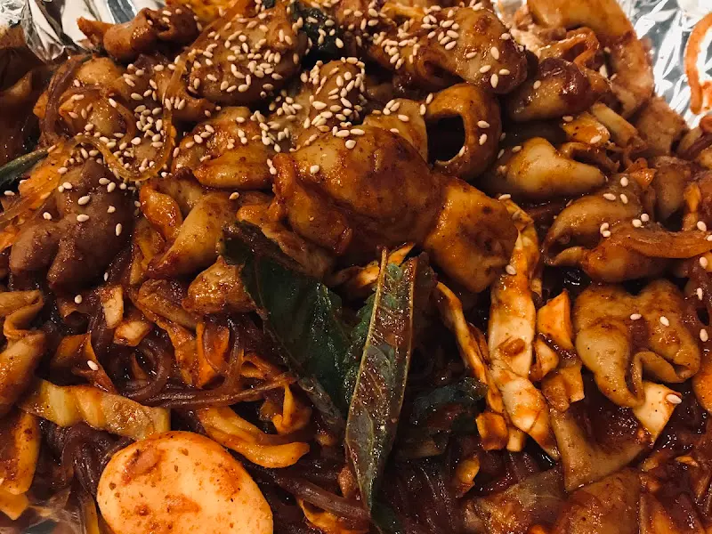 윤기가 흐르는 야채곱창