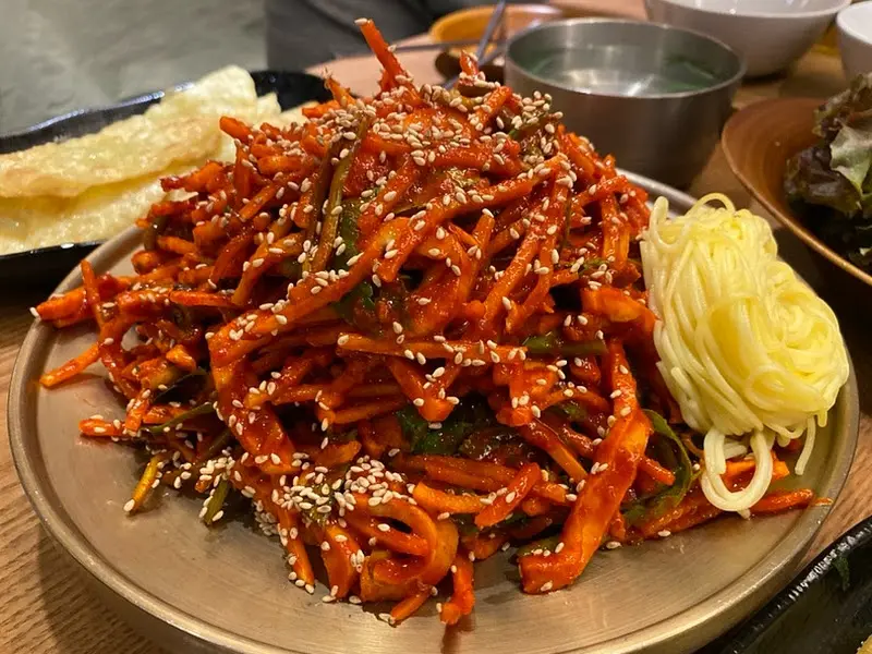 무침회와 소면의 조화