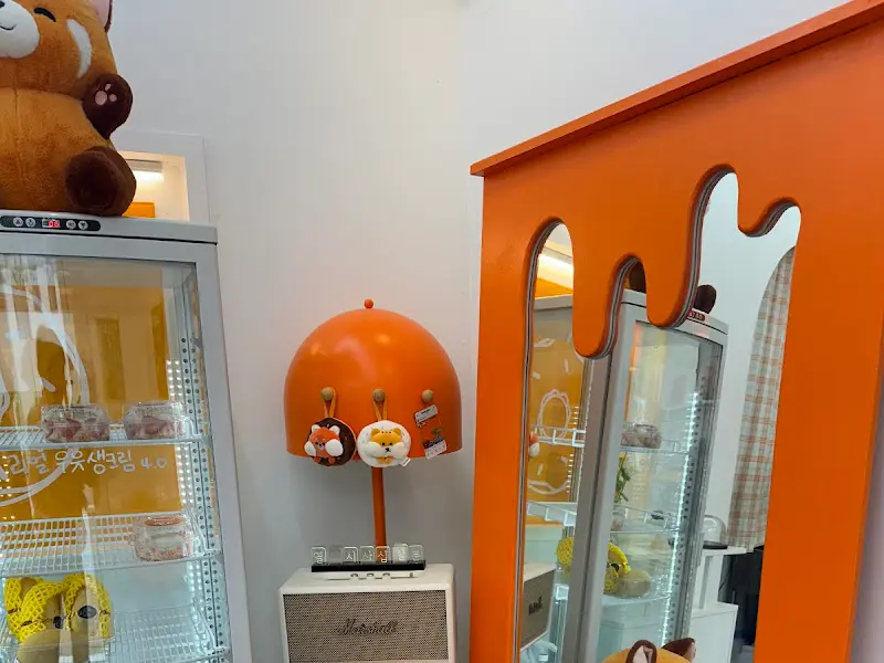 주황색 우산 조명