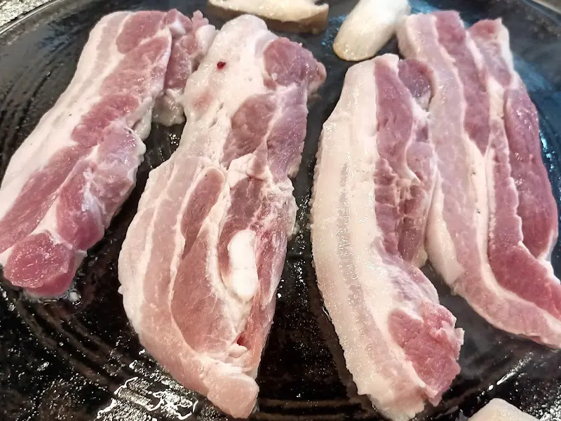 불판 위의 삼겹살