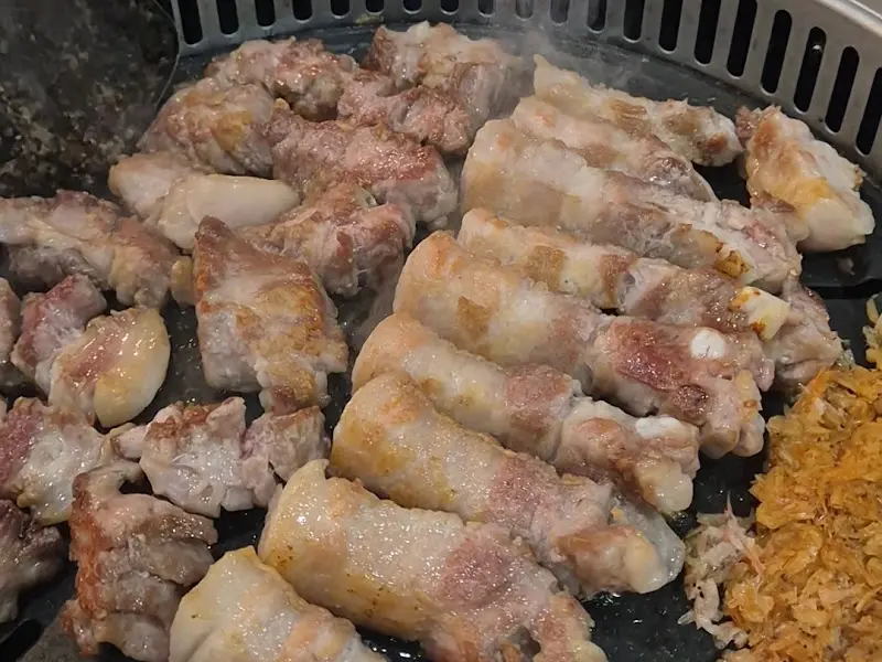 불판 위 삼겹살