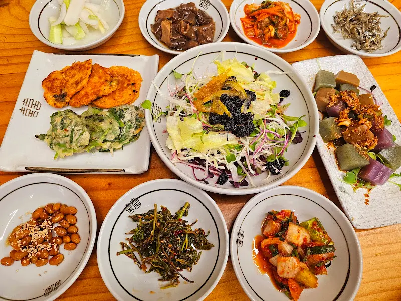 정갈하게 차려진 밑반찬 한 상