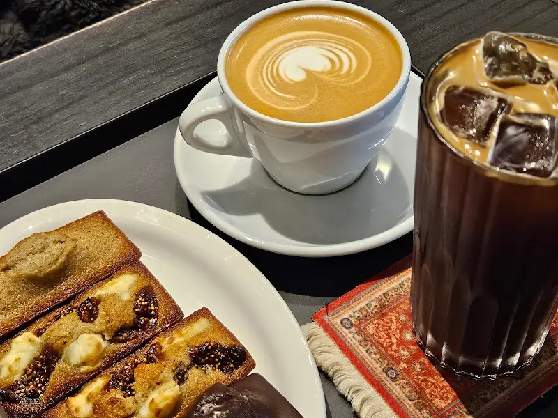 라떼와 무화과 휘낭시에