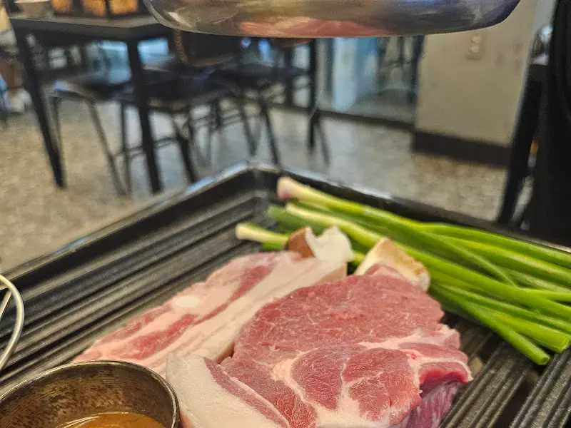 신선한 흑돼지 근고기