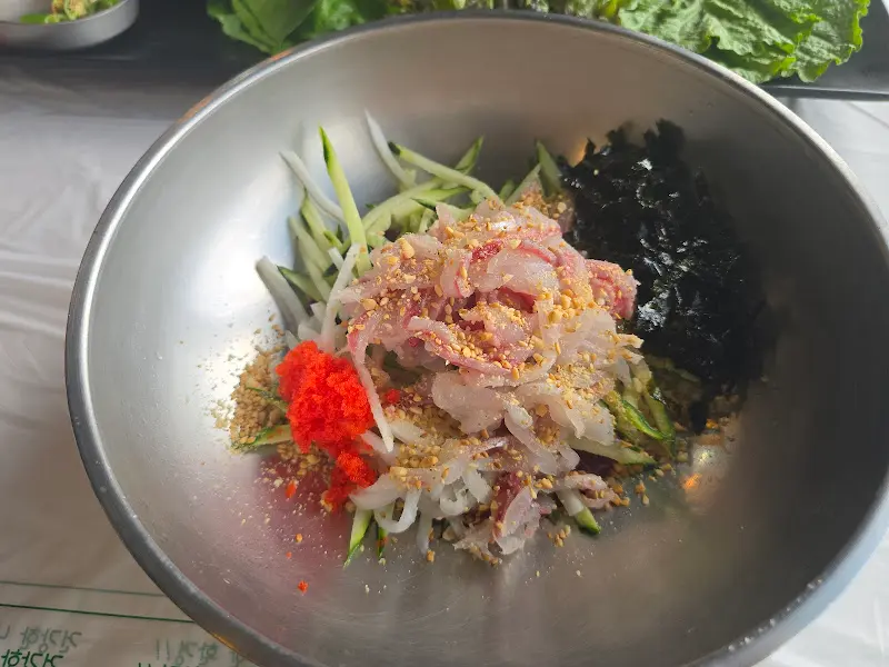 보재기 스페셜 물회의 화려한 비주얼