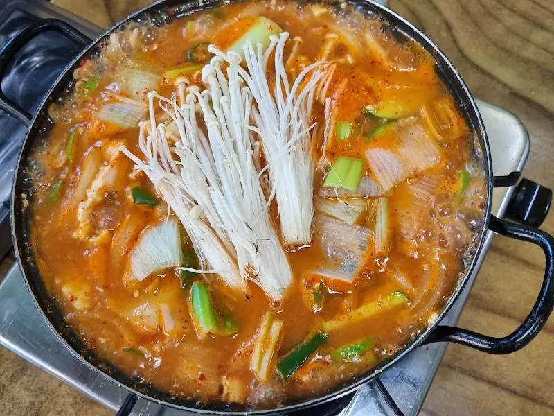 보글보글 끓는 김치찌개