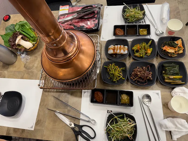 푸짐한 밑반찬과 숯불