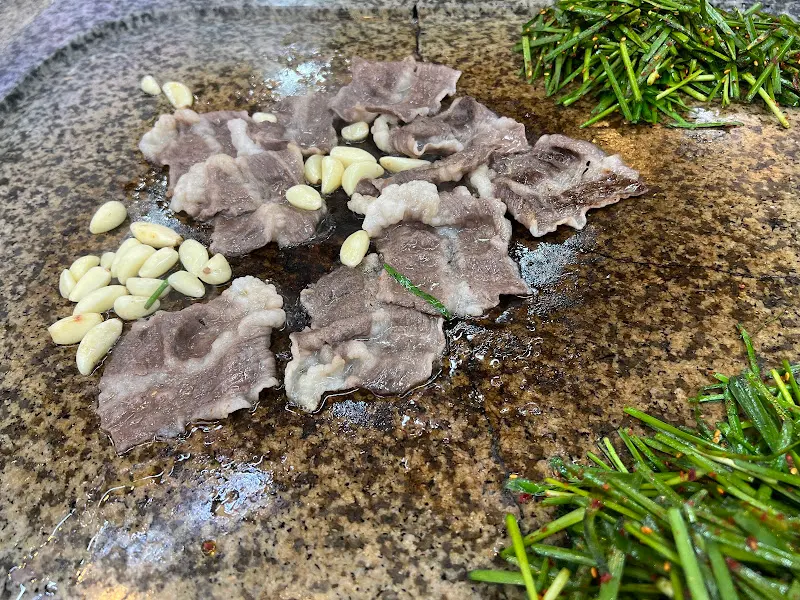 돌판 위에서 구워지는 오리고기