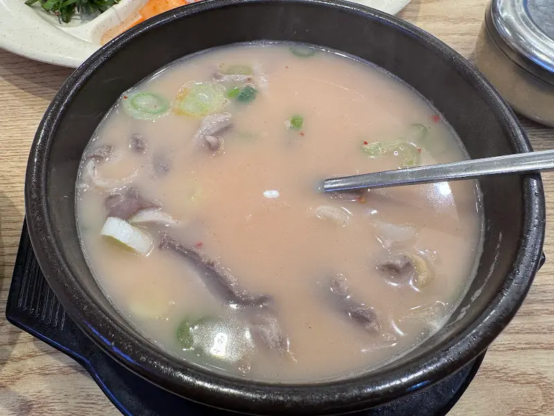 뽀얀 국물이 인상적인 돼지국밥