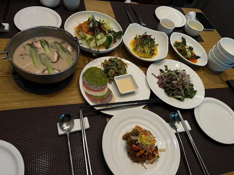 한상 가득 차려진 음식