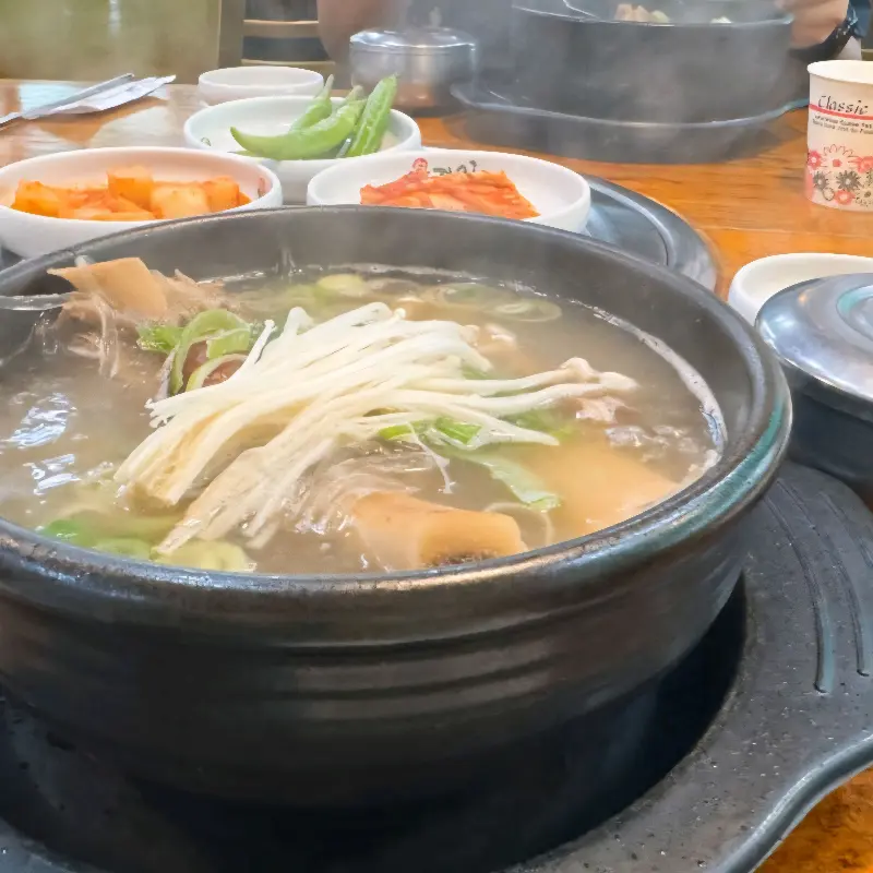 갈비탕과 푸짐한 밑반찬