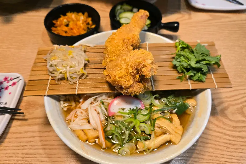 닭튀김 우동의 압도적인 비주얼