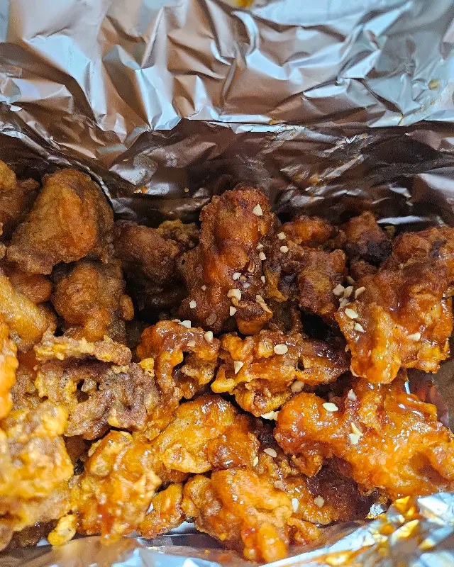 윤기가 좔좔 흐르는 닭강정