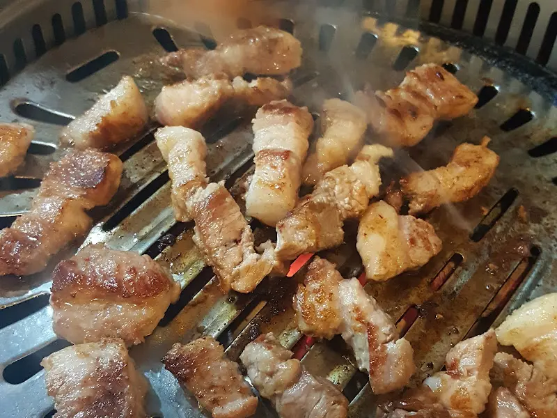 숯불에 구워지는 삼겹살