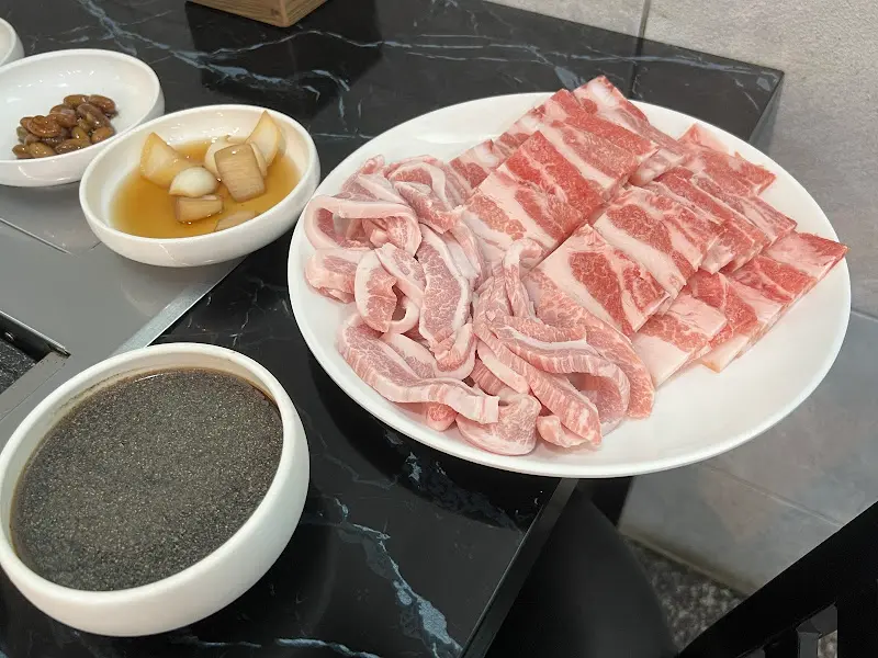 냉동 삼겹살과 간장 소스