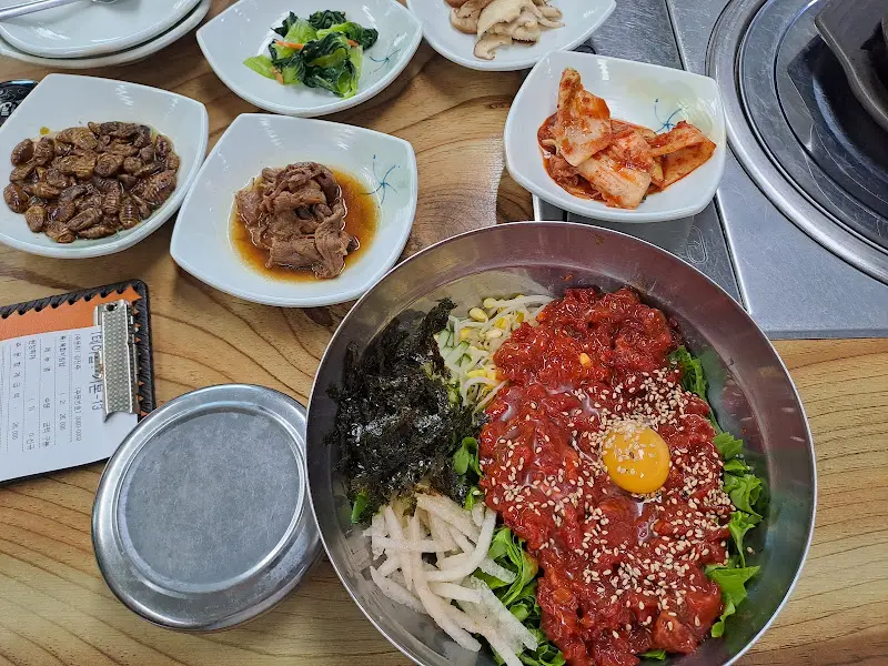 육회비빔밥과 밑반찬