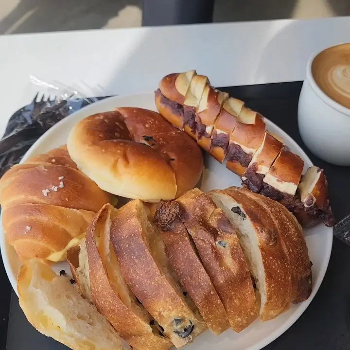 다양한 빵이 담긴 접시