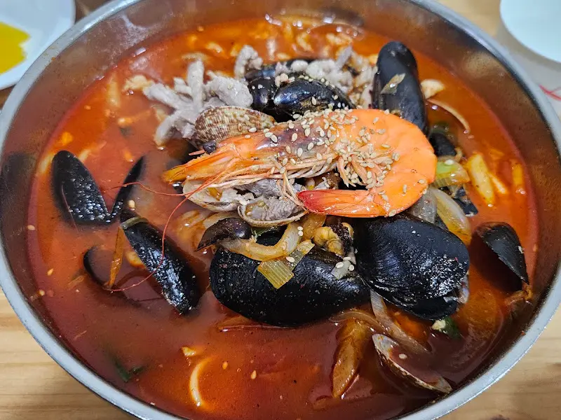 푸짐한 해산물과 돼지고기 고명이 인상적인 복성루 짬뽕