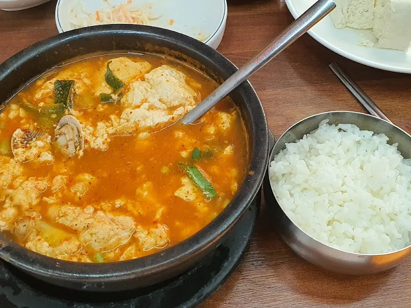테이블 가득 차려진 밑반찬