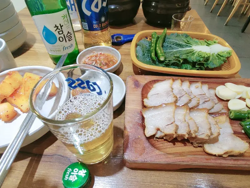 윤기가 흐르는 수육과 쌈 채소, 쌈장의 조화