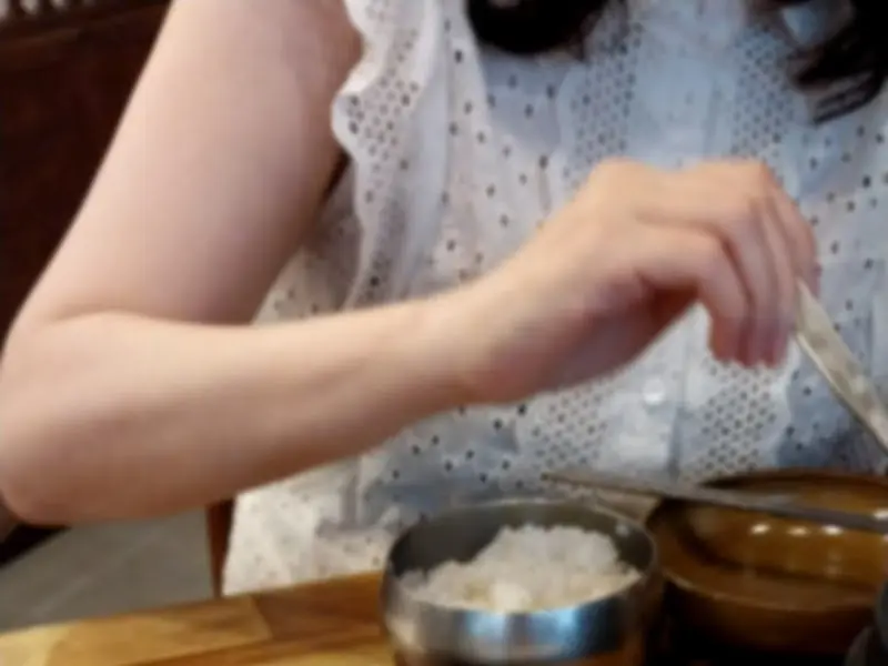 식사를 즐기는 손님의 모습이 담긴 사진. 젓가락을 들고 음식을 먹기 직전의 모습이다.