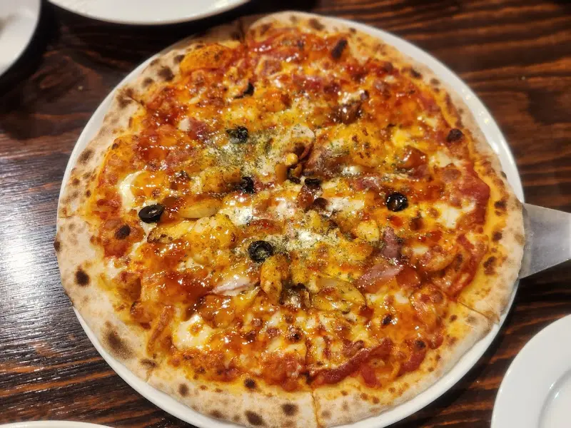 따끈한 피자 한 판