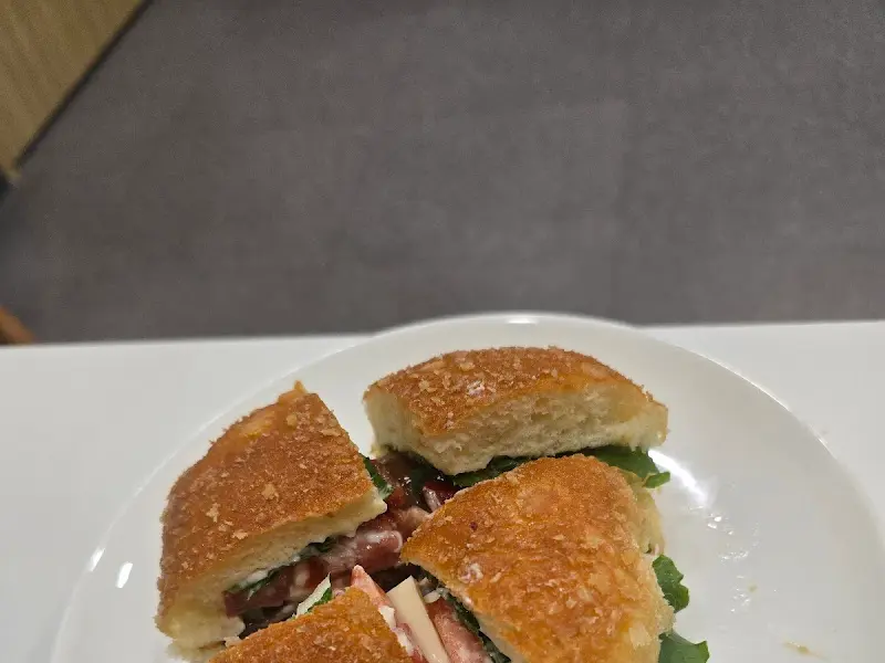 토마토 바질 샌드위치의 단면