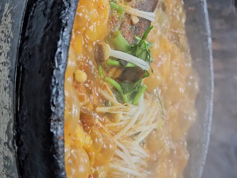 뚝배기 안에서 보글보글 끓고 있는 매운탕