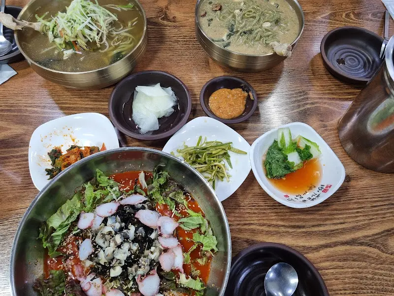 들깨 닭칼국수와 밑반찬