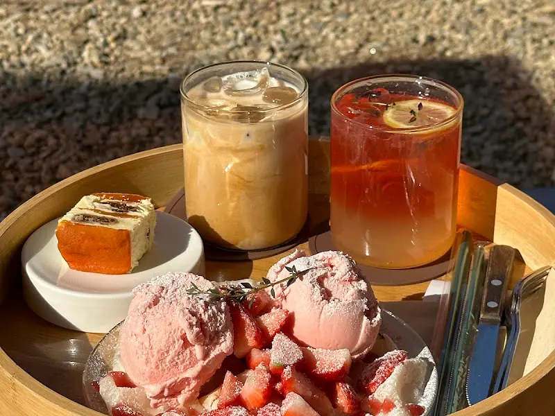 인절미 와플, 곶감산도, 음료가 놓인 나무 쟁반