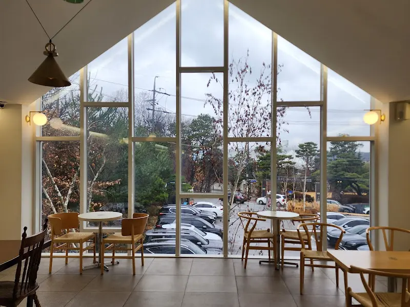 통창으로 보이는 카페 내부 좌석