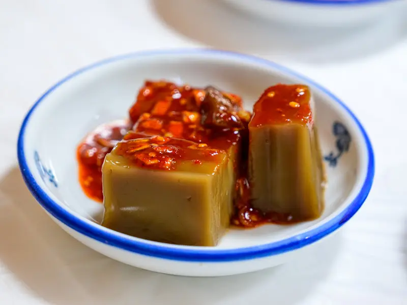 계정횟집의 밑반찬 중 하나인 묵