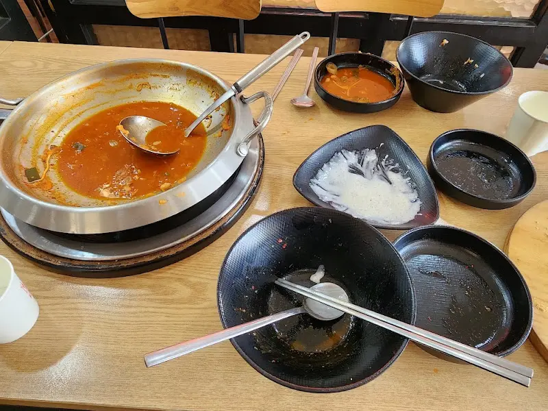 다 먹은 찌개 냄비와 반찬 그릇